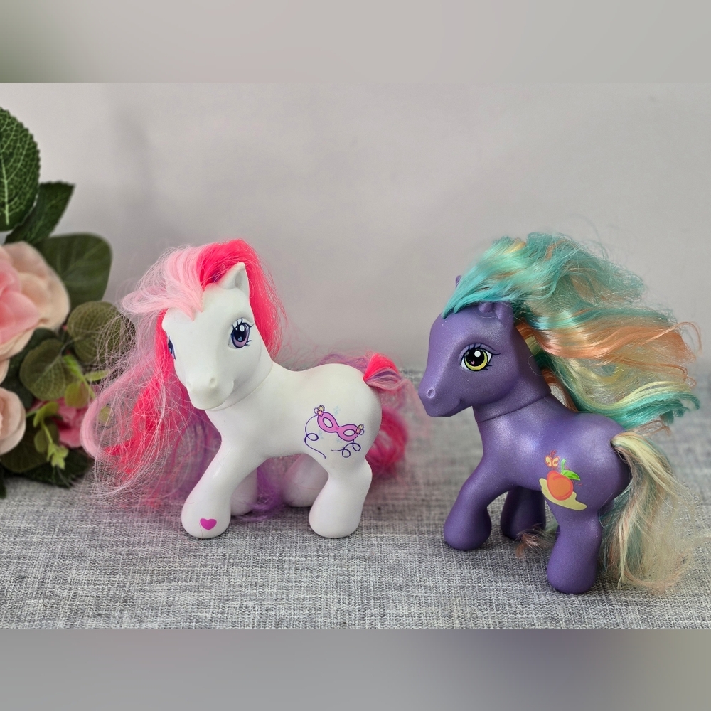 2002 HASBRO G3 My Little Pony Frilly Frocks & Peach Surprise MLP Set